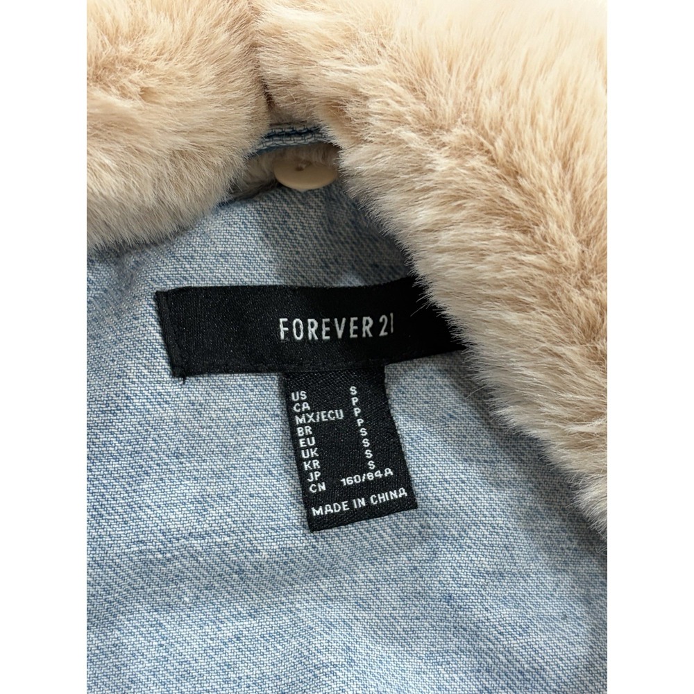 Forever 21 Denim Cropped Jacket Faux Fur Collar‎ Women's Small Y2k Streetwear - Picture 2 of 8